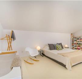 3 Bedroom Villa with Pool, Terrace and Sea Views near Vinisce, Sleeps 7